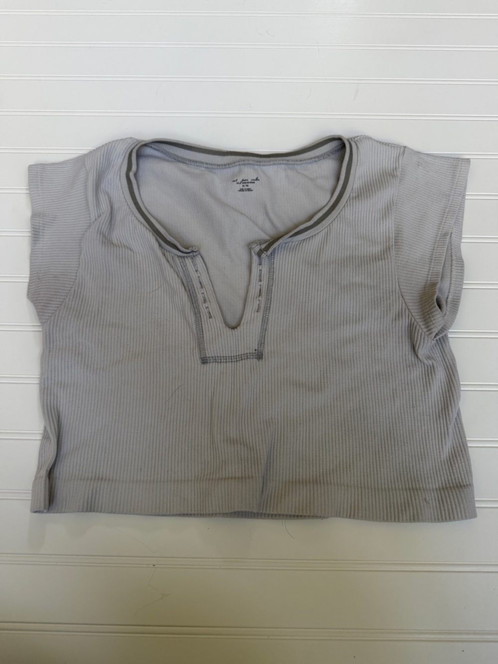 (070)Urban Outfitters Ribbed Notch-Neck Crop Top in Light Gray